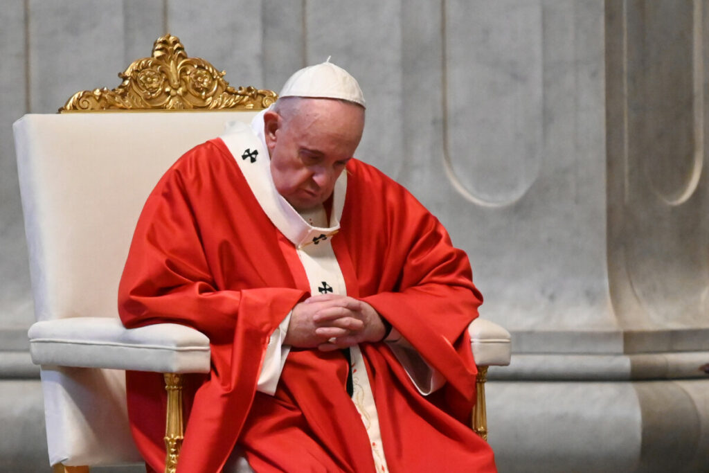 Paus Fransiskus memimpin misa Minggu Palma di Basilika Santo Petrus tanpa partisipasi publik untuk mencegah penyebaran Covid-19 di Vatikan, 5 April 2020.