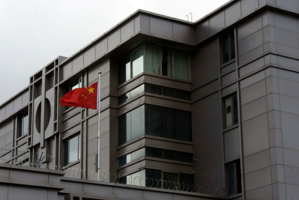 Bendera China masih berkibar di gedung Konsulat Jenderal China di Houston, Texas, Amerika Serikat, 22 Juli 2020.
