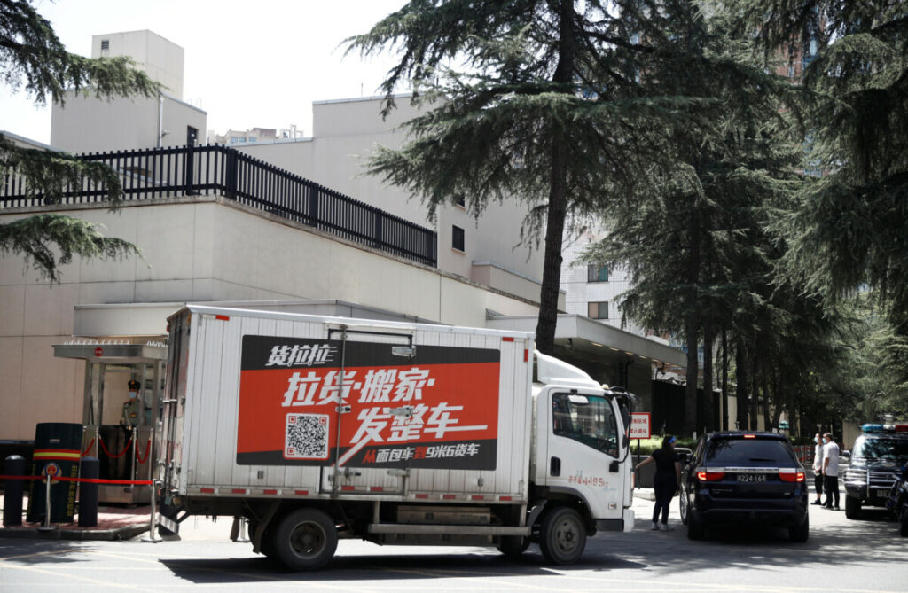 Sebuah truk pengangkut furnitur memasuki komplek Konsulat Amerika Serikat di Chengdu, China pada Minggu (26/7/2020). China telah meminta Amerika Serikat untuk menutup konsulatnya di Chengdu sebagai balasan atas perintah penutupan Konsulat China di Houston, Texas, AS. 