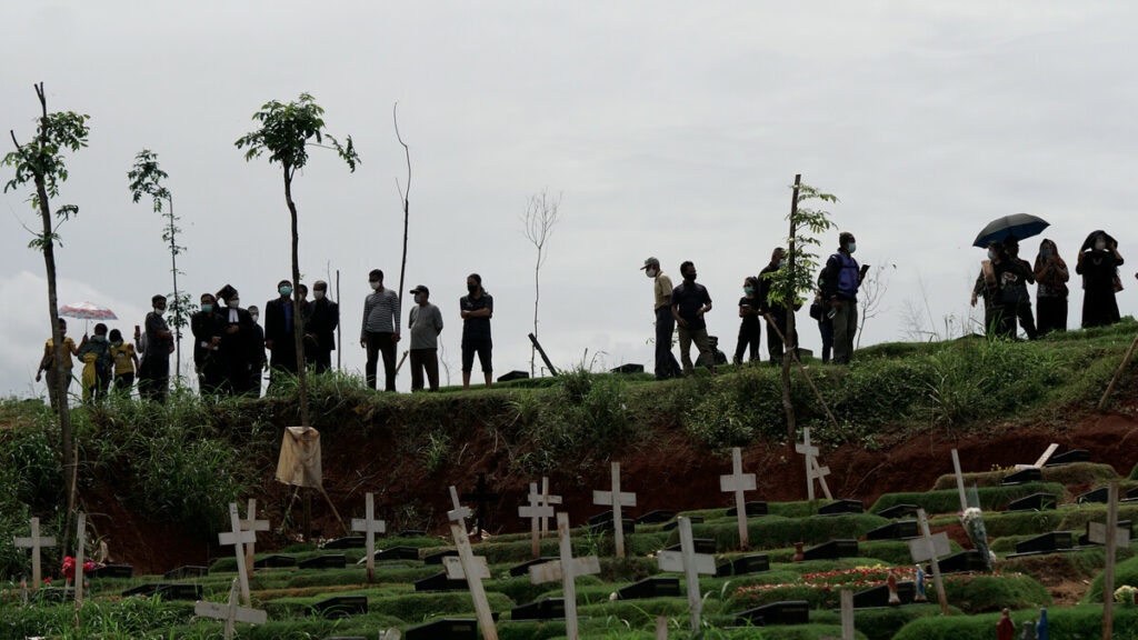 Sanak saudara dari kejauhan dalam pemakaman dengan protokol Covid-19 di TPU Pondok Ranggon, Jakarta Timur, Kamis (3/12/2020).