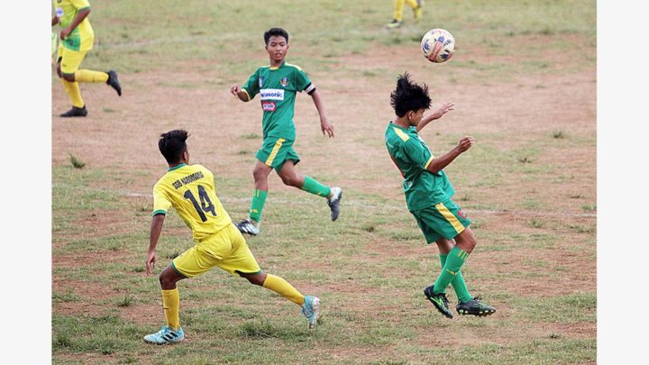 Pemain SSB Siaga Pratama, Febri Yanfi Hadifitri (kanan), berupaya menghalau bola yang mengarah ke pemain Kabomania, Andrian Rusdianto (14), dalam laga pekan ke-18 Liga Kompas Gramedia Panasonic U-14 di GOR Ciracas, Jakarta Timur, Minggu (10/12). Dalam laga itu, Siaga Pratama dan Kabomania bermain imbang 0-0.