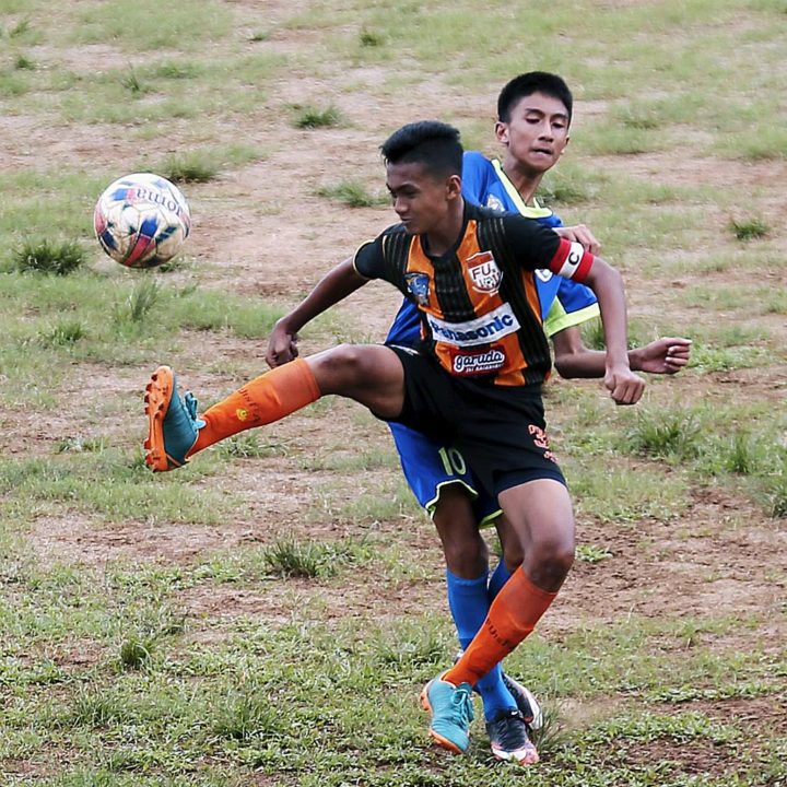 Pemain Talenta Muda FU 15 (depan) berebut bola dengan pemain SSJ Kota Bogor dalam laga lanjutan Liga Kompas Gramedia Panasonic U-14 di GOR Ciracas, Jakarta Timur, Sabtu (23/12). Laga berakhir imbang tanpa gol.