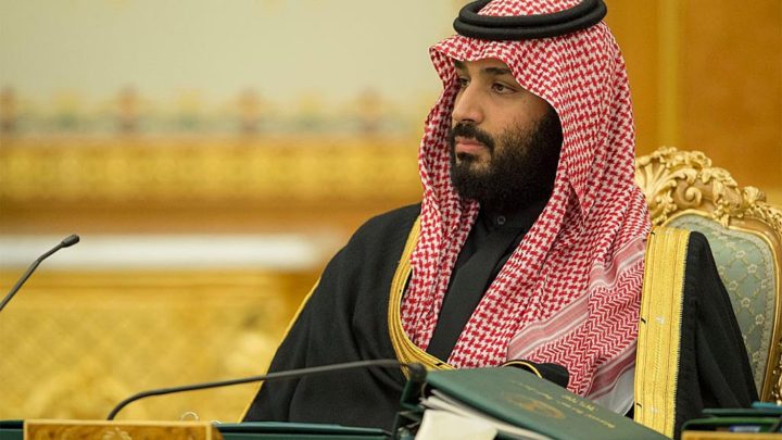Pangeran Mahkota Arab Saudi, Mohammed Bin Salman menghadiri sebuah pertemuan kabinet saat Raja Arab Saudi Salman bin Abdulaziz Al Saud menyetujui anggaran 2018, di Riyadh, Arab Saudi pada tanggal 19 Desember 2017.