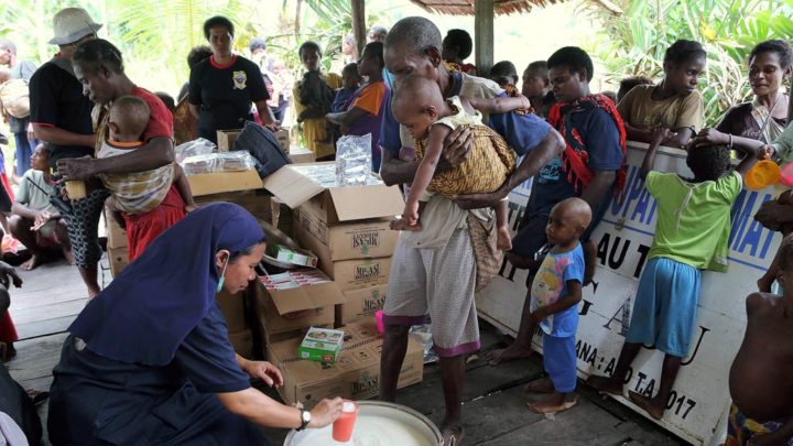 Anggota tim Keuskupan Asmat bekerja sama dengan Pemprov Papua membantu warga Kampung Aou, Distrik Pulau Tiga, Kabupaten Asmat, Papua, Jumat (19/1).