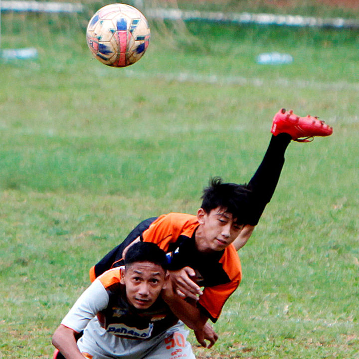 Pemain Villa 2000, Bijak Maestro (atas), berebut bola dengan pemain Talenta Muda FU 15, Rizqi Ilham Saputra, dalam Liga Kompas Gramedia Panasonic U-14 di GOR Ciracas, Jakarta Timur, Minggu (28/1). Villa 2000 menang 2-0.