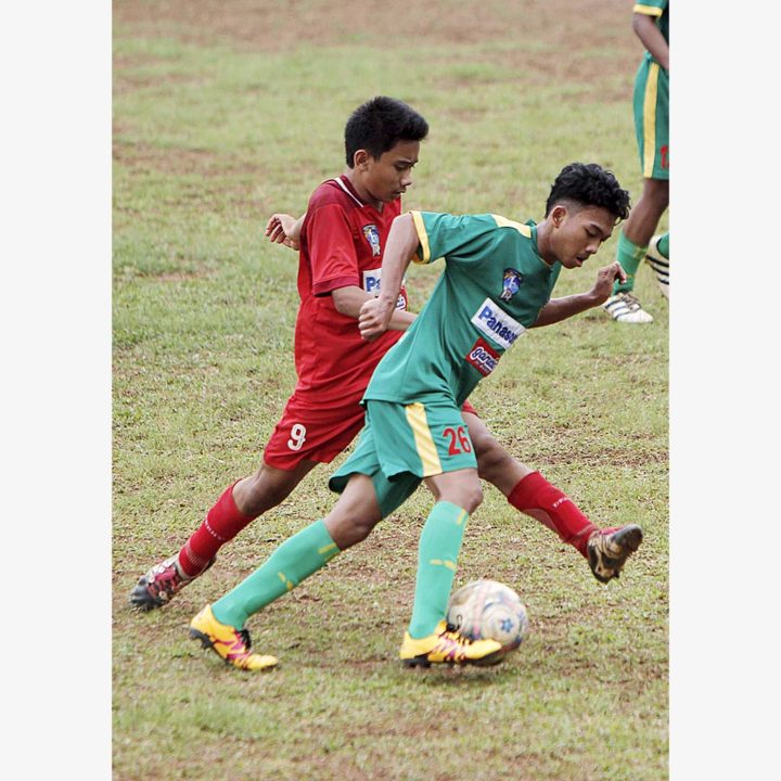 Pemain Siaga Pratama, Wildhan (kanan), berebut bola dengan pemain Garuda Putra, Erlangga Wirabahari Daulay, dalam Liga Kompas Gramedia Panasonic U-14 di GOR Ciracas, Jakarta TImur, Minggu (28/1).