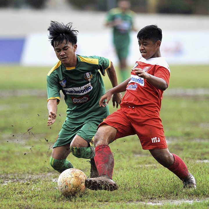 Pemain SSB Pelita Jaya, Aththar Ahmad Daffa (kanan), berusaha menguasai bola saat dibayangi pemain SSB Siaga Pratama, Febri Yandi Hadiftri, dalam lanjutan Liga Kompas Gramedia U-14 Panasonic di Stadion GOR Ciracas, Jakarta Timur, Minggu (4/2). Siaga Pratama menang 3-0.