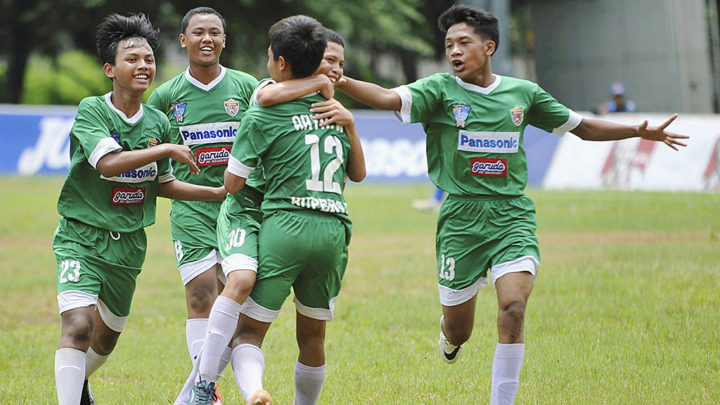 Para pemain SSB Buperta Cibubur merayakan keberhasilan mencetak gol seusai membobol gawang SSB ASIOP Apacinti dalam lanjutan Liga Kompas Gramedia U-14 Panasonic di GOR Ciracas, Jakarta Timur, Minggu (18/2). SSB Buperta Cibubur menang dengan skor 2-1.