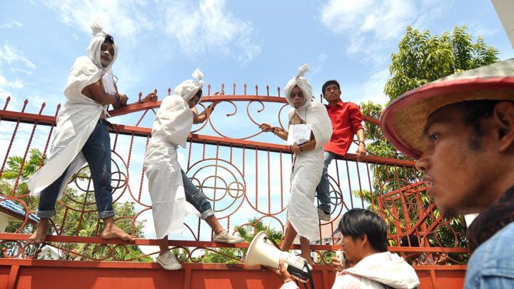 Sejumlah pengunjuk rasa yang tergabung dalam Lingkar Studi Aksi dan Demokrasi Indonesia naik ke atas pagar Gedung DPRD Sulawesi Tengah di Palu, Rabu (14/2). Dalam aksi itu mereka menuntut dan menyuarakan beberapa hal diantaranya menuntut pencabutan undang-undang (UU) Nomor 17 tahun 2014 tentang MPR, DPR, DPD dan DPRD (UU MD3) yang dinilai anti demokrasi.