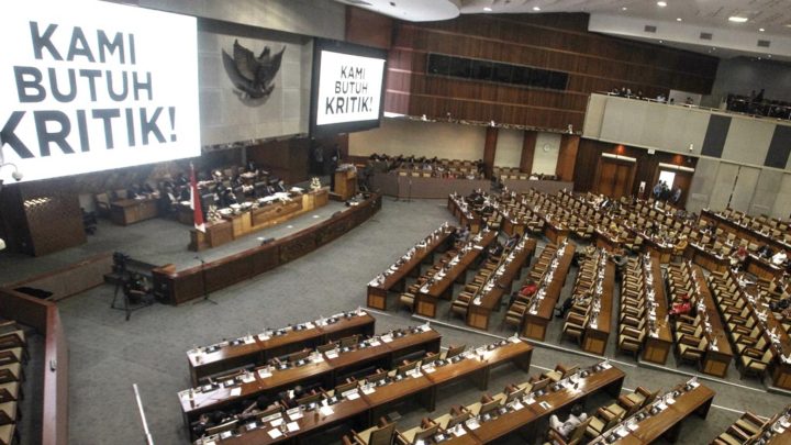 Suasana Rapat Paripurna Penutupan Masa Sidang di Komplek Parlemen, Jakarta, Rabu (14/2). Dalam rapat tersebut DPR menunda pelantikan pimpinan baru yang berasal dari Partai Demokrasi Indonesia Perjuangan (PDIP), karena belum ada penomoran tentang hasil revisi Undang-Undang tentang MPR, DPR, DPD dan DPRD (UU MD3).