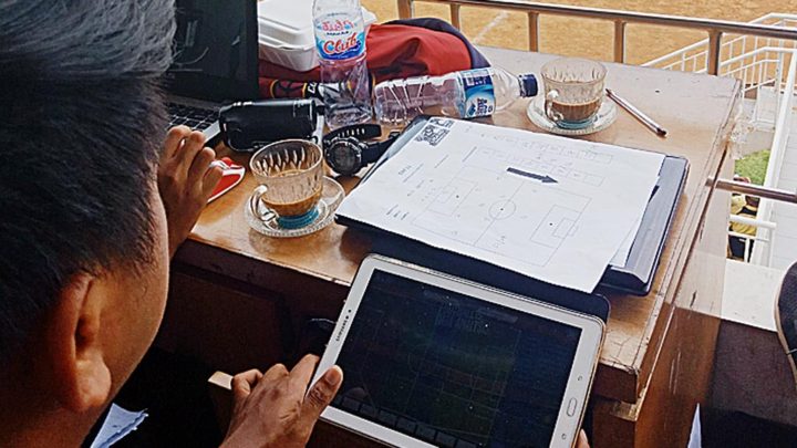 Abda Alief (22), anggota Tim 11, mengamati laga Liga Kompas Gramedia Panasonic U-14 di GOR Ciracas, Jakarta Timur, sambil memasukkan data performa para pemain ke dalam gawainya, Minggu (18/2). Analisis data statistik performa pemain, seperti yang dilakukan Tim 11, telah menjadi tren dalam sepak bola modern.