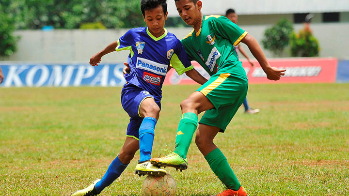 Pemain SSB Siaga Pratama, Daffa Arjuna Syauqi (kanan), berusaha menghentikan pergerakan pemain SSB SSJ Bogor, Rizq Agustian, dalam lanjutan Liga Kompas Gramedia Panasonic U-14 di Stadion GOR Ciracas, Jakarta, Minggu (25/2). Kedua tim bermain imbang 1-1.