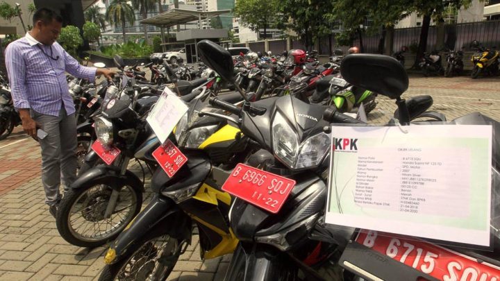 Petugas internal dalam KPK memeriksa surat keterangan kendaraan lelang inventaris KPK yang ada di gedung KPK, C-1 Jakarta, Selasa (27/2). Sebanyak 12 unit mobil dan 12 unit motor.barang inventaris milik KPK akan dilelang pada 1 Maret 2018 di Kantor Pelayanan Kekayaan Negara dan Lelang (KPKNL) Jakarta III.