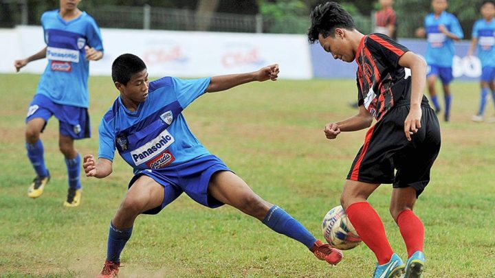 Pemain SSB Bina Taruna, Alvito Enggartiarso (kanan), berusaha melewati hadangan pemain SSB Jakarta Football Academy, Aulia Ramadhan, dalam lanjutan Liga Kompas Gramedia Panasonic U-14 di GOR Ciracas, Jakarta, Minggu (25/2). Kedua tim bermain imbang 0-0.