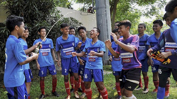 Para pemain SSB Jakarta Football Academy (JFA) merayakan keberhasilan mereka menjuarai Liga Kompas Gramedia Panasonic U-14. JFA mengunci gelar setelah mengalahkan SSB Garuda Putra Bekasi, 7-0, di lapangan GOR Ciracas, Jakarta, Minggu (4/3). 