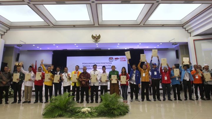 Pengundian dan Penetapan Nomor Urut - Komisi Pemiliham Umum (KPU) melaksanakan pengundian dan penetapan nomor urut partai politik peserta Pemilihan Umum 2019, di kantor KPU, Jakarta, Minggi (18/2) malam. Sebanyak empat belas partai dan empat partai lokal mengikuti acara tersebut. 