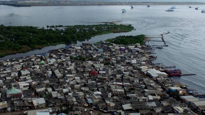 Pemukiman padat penduduk di kawasan Muara Angke, Penjaringan, Jakarta, Sabtu (3/2). Berdasarkan data Badan Pusat Statistik, dari total 26,58 juta penduduk miskin di Indonesia, sebanyak 10,27 juta orang berada di perkotaan.