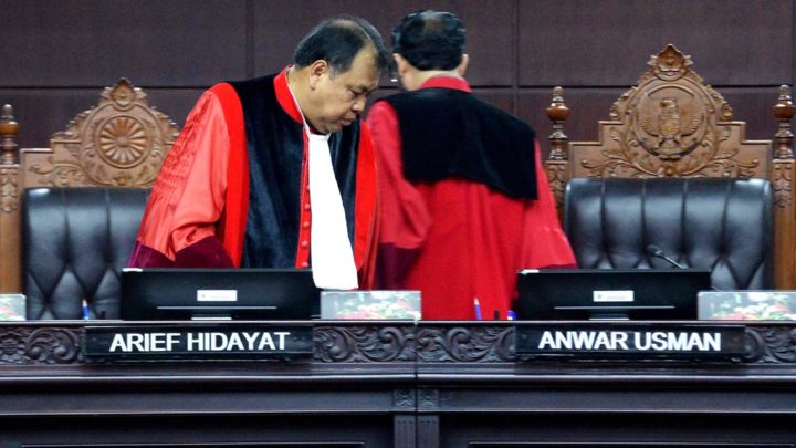 Hakim Konstitusi Arief Hidayat mendampingi Wakil Ketua Mahkamah Konstitusi (MK) Anwar Usman yang memimpin jalannya sidang Pengujian Undang-Undang Nomor 14 Tahun 2005 tentang Guru dan Dosen di Gedung MK, Jakarta, Rabu (28/3). Sebelum sidang itu dimulai, MK menggelar Rapat Pleno Hakim, yang menyepakati bahwa Arief tak lagi punya hak untuk dipilih sebagai ketua MK.