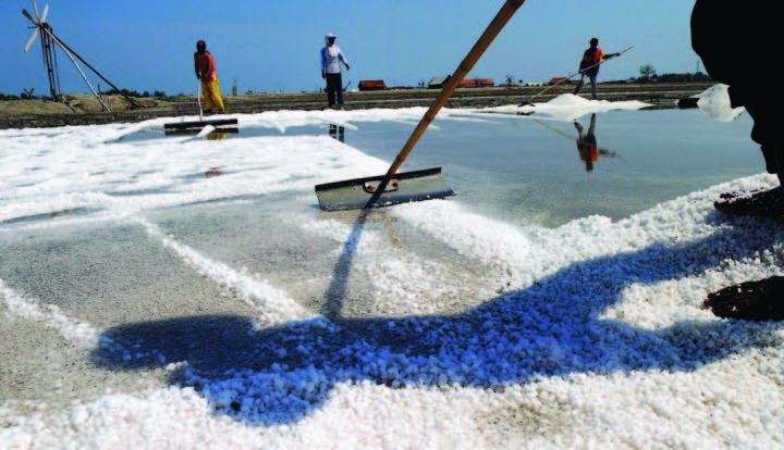 Petani memanen garam di Desa Lembung, Kecamatan Galis, Pamekasan, Jawa Timur, Jumat (16/9). kebutuhan garam nasional tahun 2011 untuk garam konsumsi sebesar 1,6 juta ton sebagian besar ditutupi dari Pulau Madura.<br /> Kompas/Bahana Patria Gupta (BAH)<br /> 16-09-2011<br /> (Untuk Tanah Air)